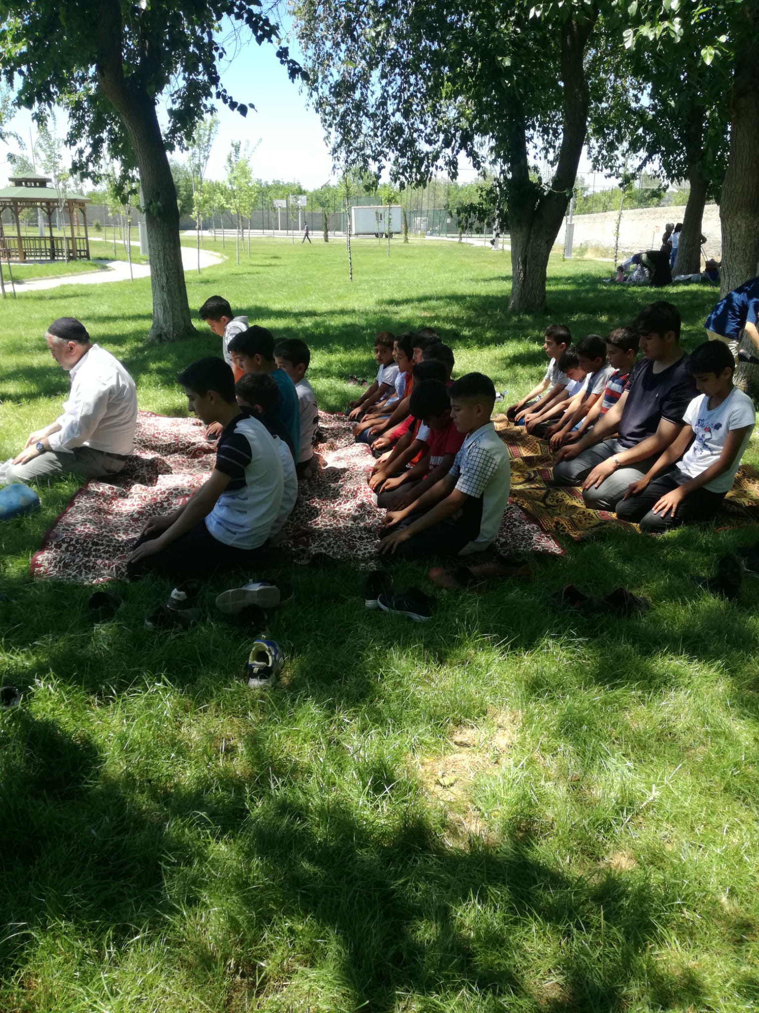 Bismil Akpınar Camii Hocası Mehdi Sansarkan ve Cami  öğrencileri ile birlikte Millet bahçesinde piknik Programı düzenledi.