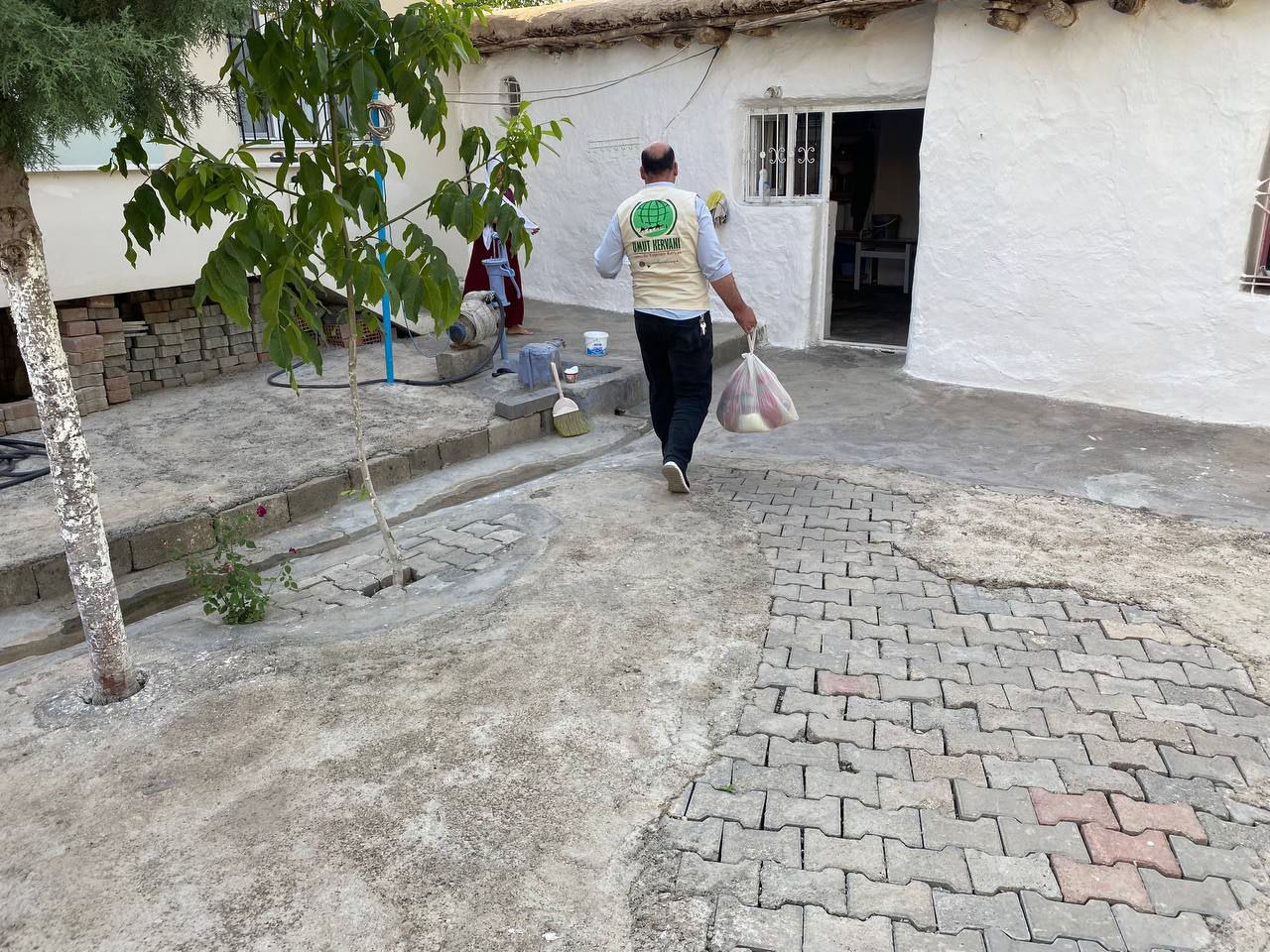 Diyarbakır Bismil ilçesinde faaliyetlerini sürdüren Umut Kervanı, hazırladığı gıda kolilerini yardıma muhtaç  Onlarca aileye ulaştırdı.