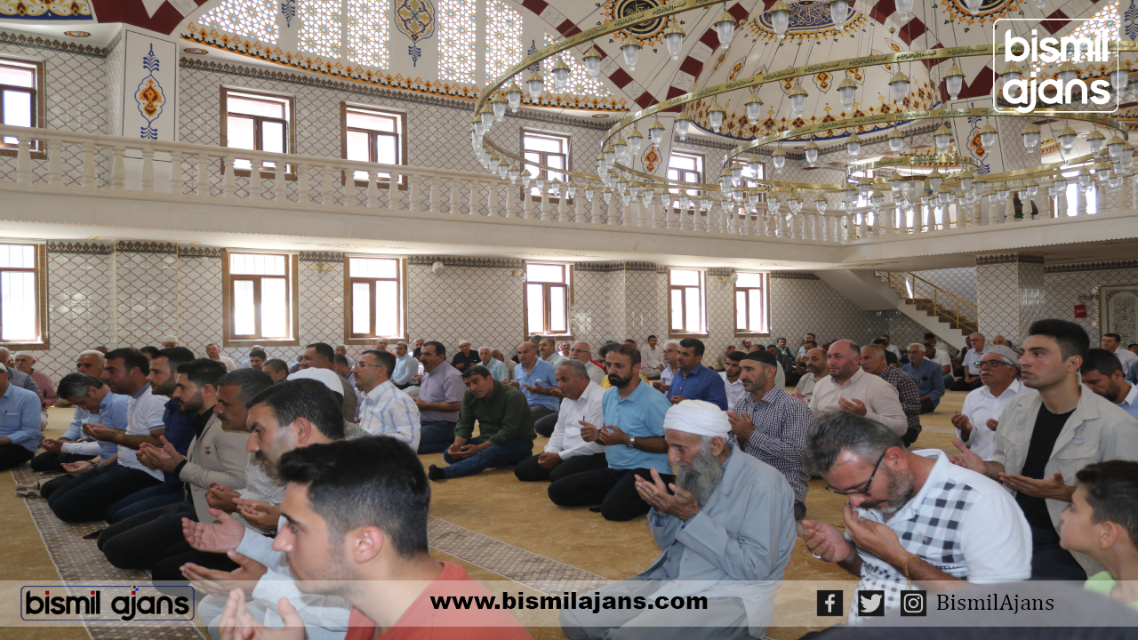 15 Temmuz darbe girişiminin 6'ncı yıl dönümü münasebetiyle Bismil Fatih Camisin'de program düzenlendi.
