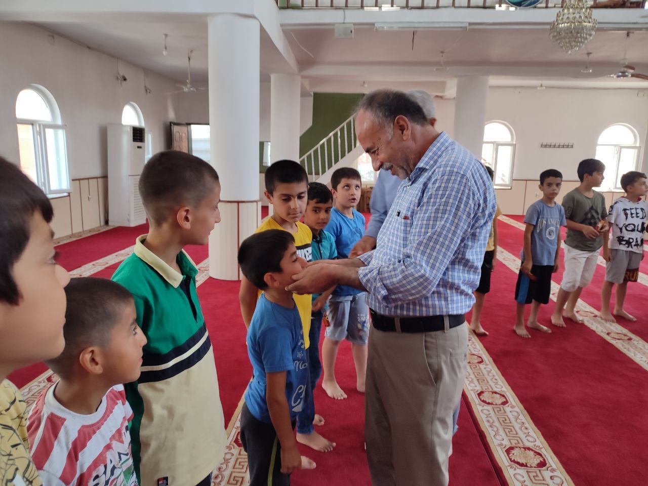 HÜDA PAR Bismil ilçe başkanı Ali Bilmez, Bismil ilçe Müftülüğü bünyesinde Akpınar Cami Yaz Kur'an Kursu öğrencilerini ziyaret etti.