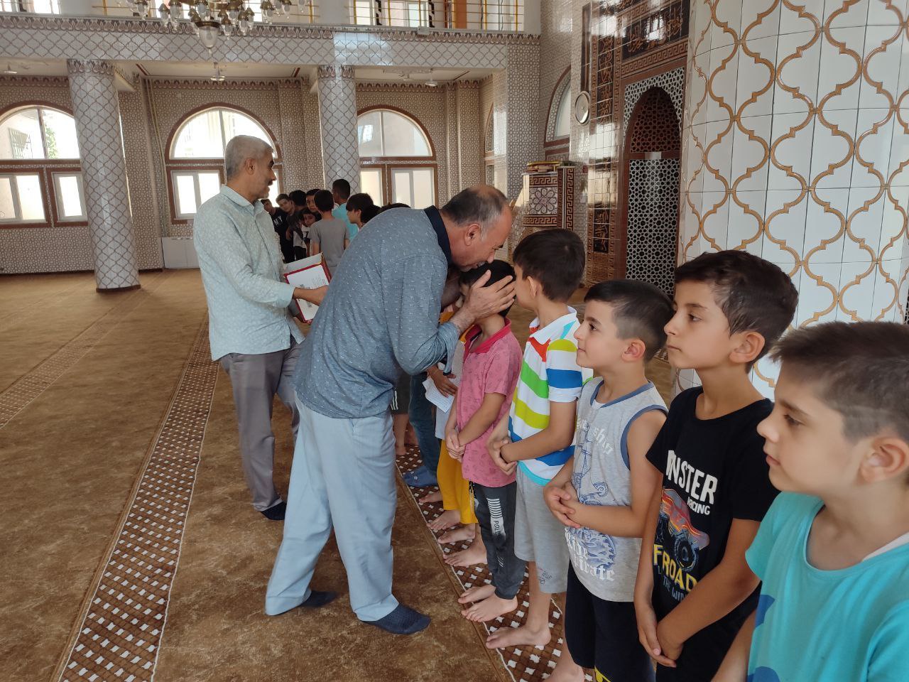 HÜDA PAR Bismil ilçe başkanı Ali Bilmez, Bismil ilçe Müftülüğü bünyesinde Merkez Yeni Cami Yaz Kur'an Kursu öğrencilerini ziyaret etti.