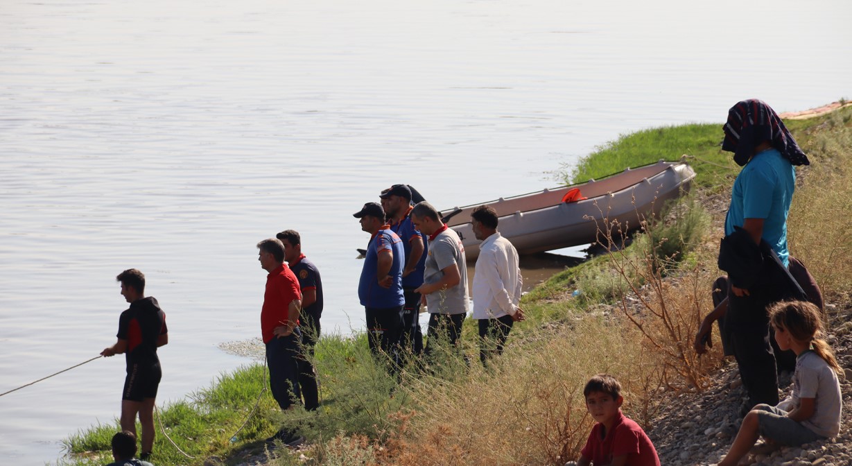 Diyarbakır'ın Bismil ilçesinde serinlemek için Dicle Nehri'ne giren 2 erkek kardeş boğuldu.