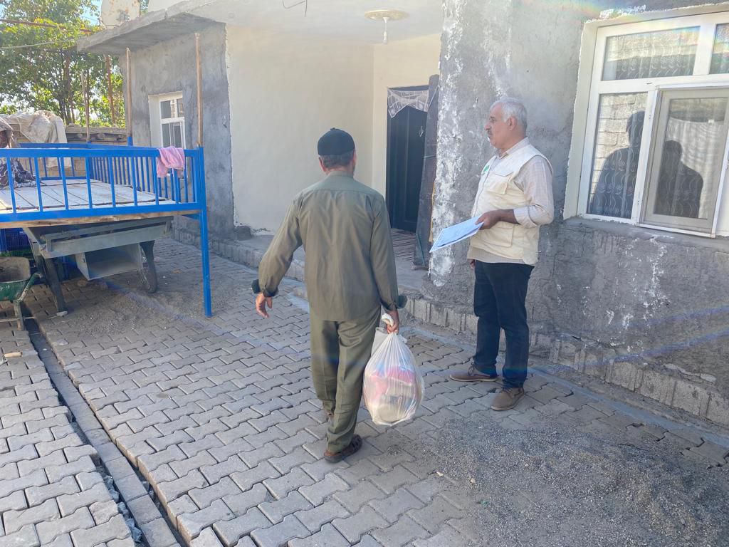 Diyarbakır Bismil ilçesinde faaliyetlerini sürdüren Umut Kervanı, hazırladığı gıda kolilerini yardıma muhtaç  Onlarca aileye ulaştırdı.
