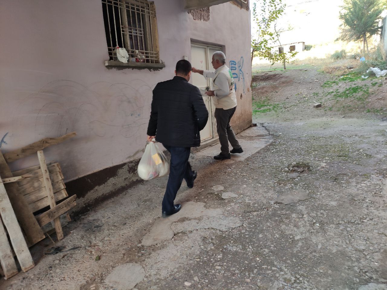 Diyarbakır Bismil ilçesinde faaliyetlerini sürdüren Bismil Umut Kervanı Temsilciliği  gıda ve Kırmızı et yardımını muhtaç  Onlarca aileye ulaştırdı.