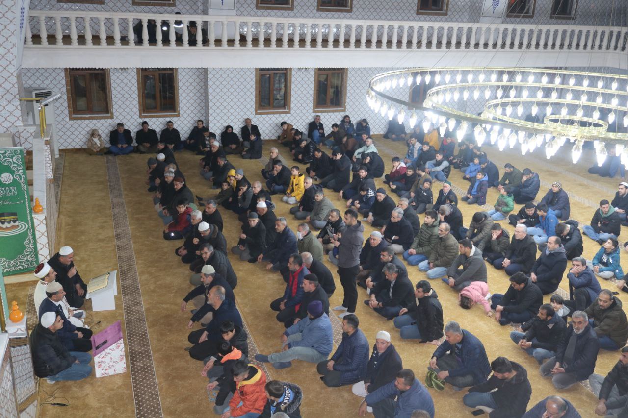 Miraç Kandili münasebetiyle Bismil ilçe Müftülüğü tarafından merkez Fatih Camiinde kandil programı düzenlendi.