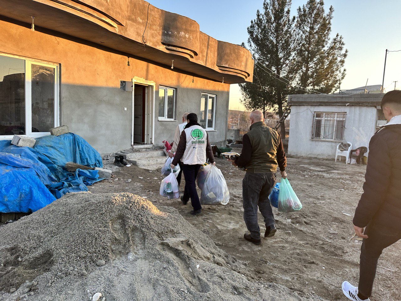 Bismil’e Yerleşen Depremzede Aileler İçin Umut Kervanı Ve Yetimler Vakfı Temsilciliği Seferber Oldu