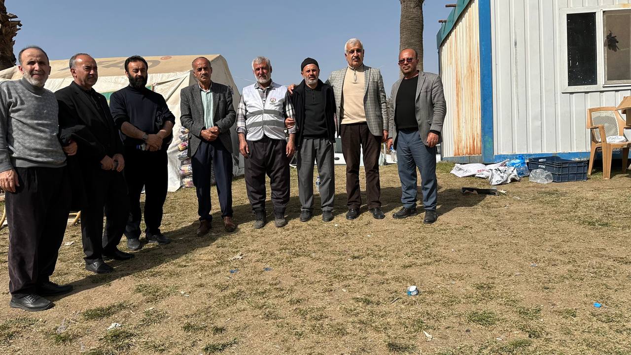 HÜDA PAR Bismil ilçe  Başkanı Ali Bilmez , Kahramanmaraş'ta Yardım faliyetlerin'de bulunan  kuruluşların Kordinasyon  Merkezinde incelemelerde bulundu.