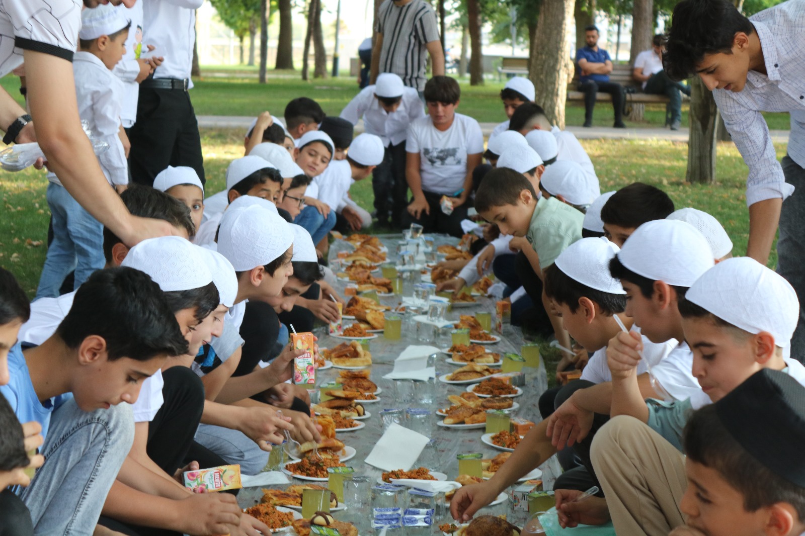 Kur'an Nesli Platformu tarafından Bismil'de gerçekleştirilen "Hayat Namazla Güzeldir" etkinliği kapsamında Millet Bahçesinde onlarca çocuk cemaatle namaz kıldı.