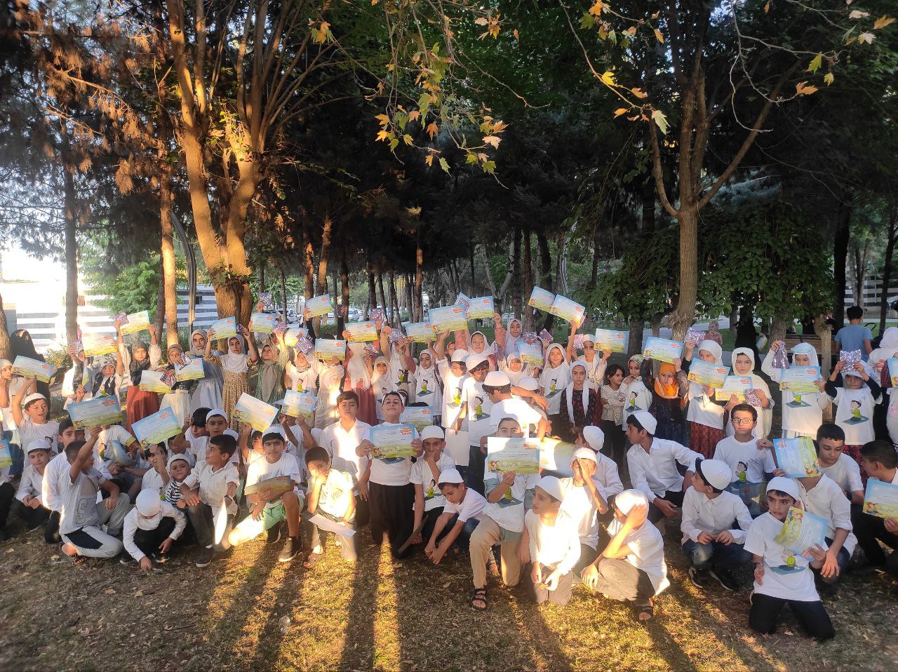 Kur'an Nesli Platformu tarafından Bismil'de gerçekleştirilen "Hayat Namazla Güzeldir" etkinliği kapsamında Millet Bahçesinde onlarca çocuk cemaatle namaz kıldı.